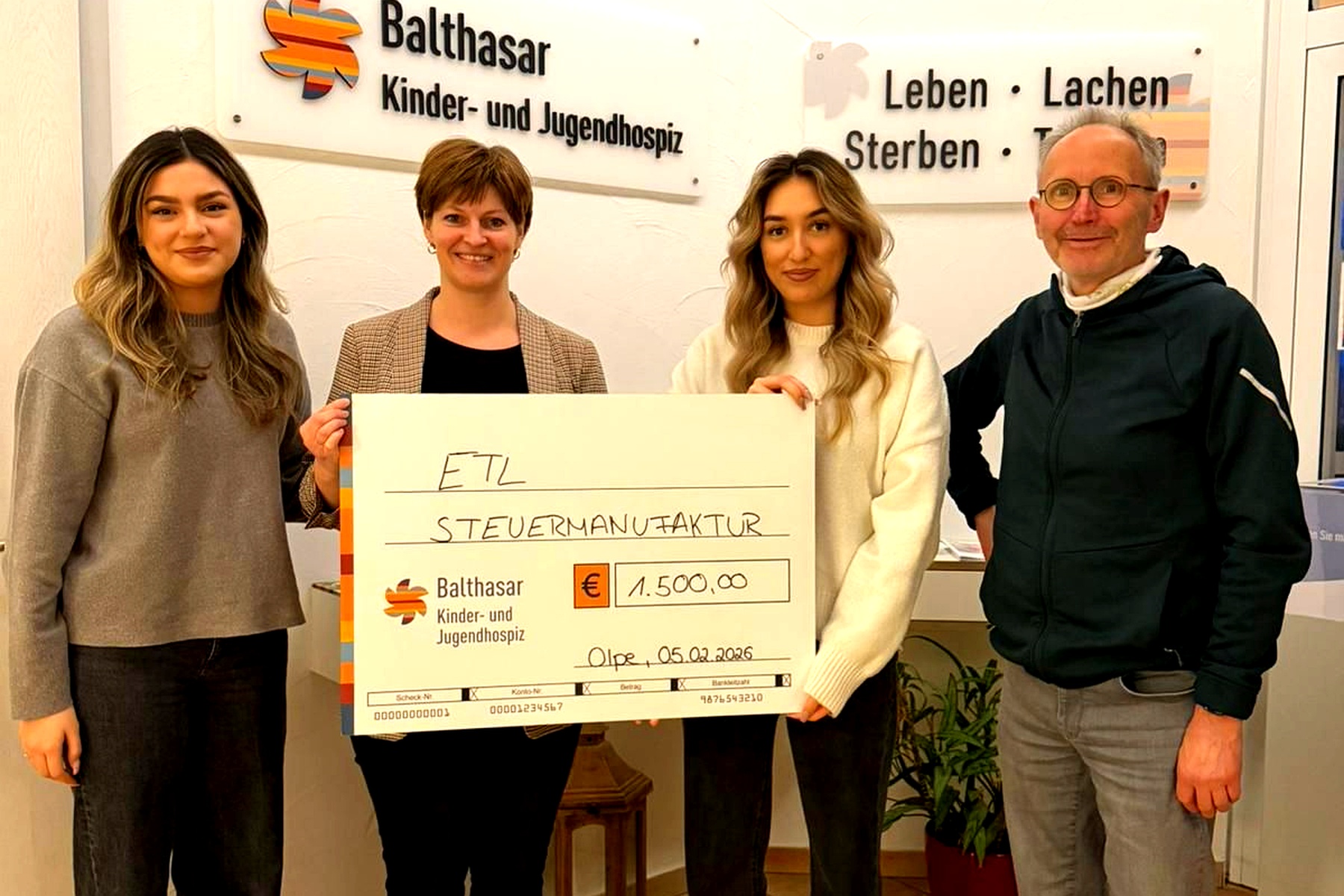 Übergaben den Spendenscheck über 1500 Euro (v.l.): Aileen Reichmann (ETL Steuermanufaktur), Martha Lehmann (Kinder- und Jugendhospiz Balthasar), Alea Reichmann (ETL Steuermanufaktur) und Rüdiger Stahl (ETL Steuermanufaktur). (Foto: privat)